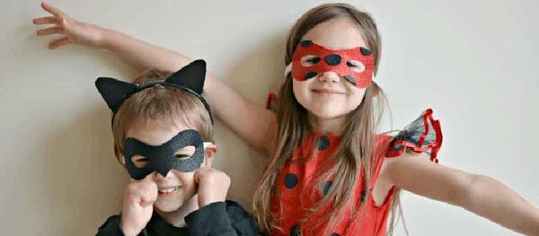 عکس لباس دختر کفشدوزکی و گربه سیاه واقعی