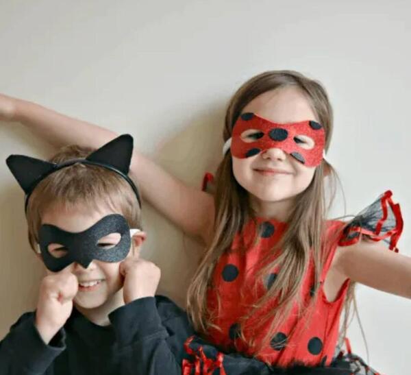 عکس دختر کفشدوزکی روی صورت