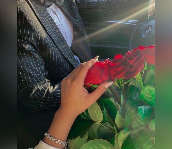 عکس پروف دخترونه گل به دست