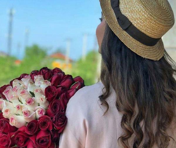 عکس پروف دخترونه گل به دست