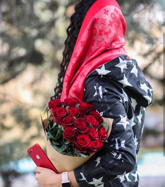 عکس پروف دخترونه گل به دست