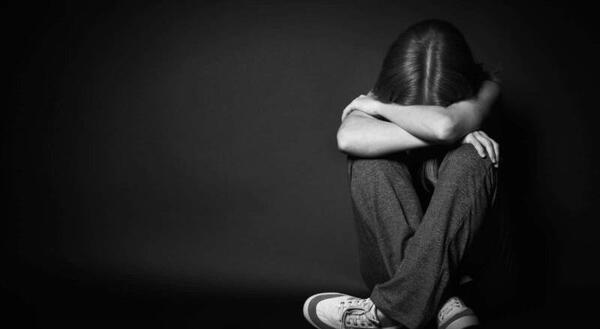 عکس پروف دخترانه غمگین سیاه سفید