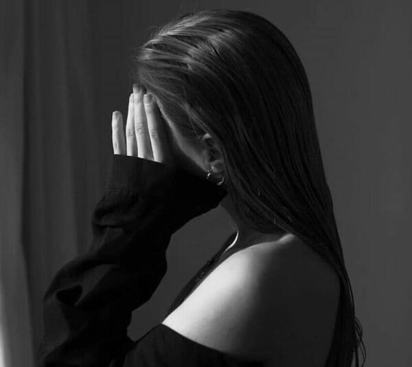 عکس پروف غمگین دخترانه بدون متن سیاه سفید