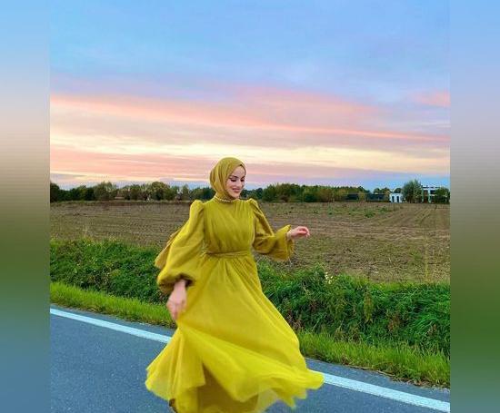 عکس پروف دخترونه با لباس زرد