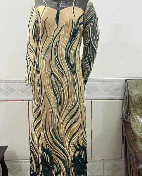 عکس لباس مجلسی زنانه در دیوار اصفهان