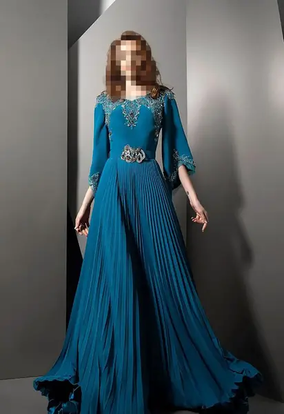 عکس لباس مجلسی پوشیده و بلند آستین دار با طراحی متفاوت