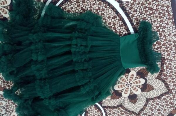 عکس لباس مجلسی زنانه در دیوار همدان