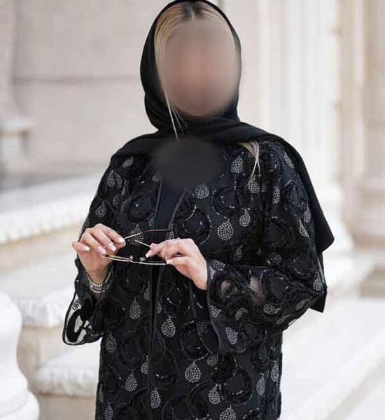 عکس مدل مانتو گیپور مشکی با استر رنگی