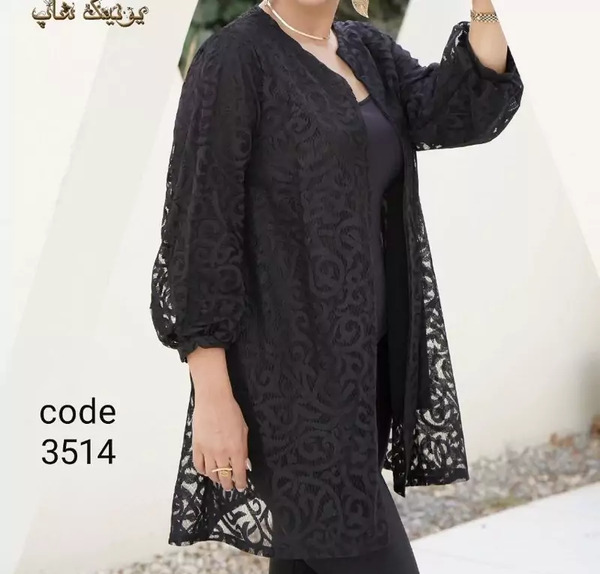 عکس مدل مانتو گیپور مشکی با استر رنگی