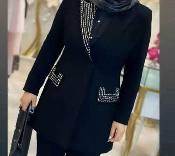 عکس مدل مانتو مشکی جدید ساده دکمه دار