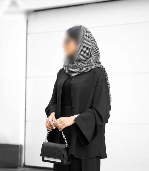 عکس مدل مانتو مشکی اسپرت جلو بسته