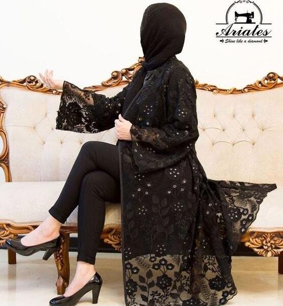 عکس مدل مانتو مشکی ترکیبی با تور