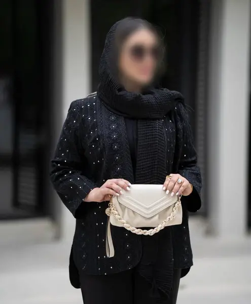 عکس مدل مانتو مشکی ترکیبی با تور