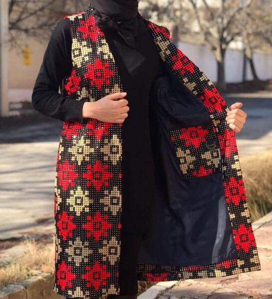عکس مدل مانتو مشکی ترکیبی با گیپور