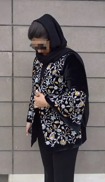 عکس مدل مانتو مشکی ترکیبی با پارچه سوزن دوزی
