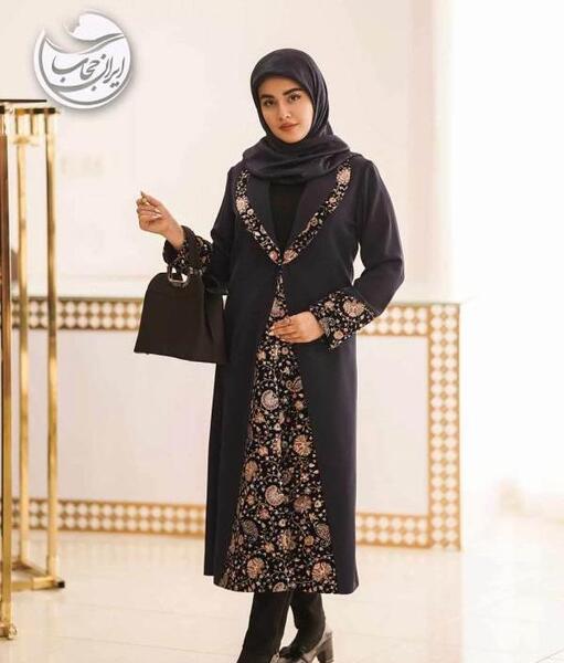 عکس مدل مانتو مشکی ترکیبی با پارچه سوزن دوزی