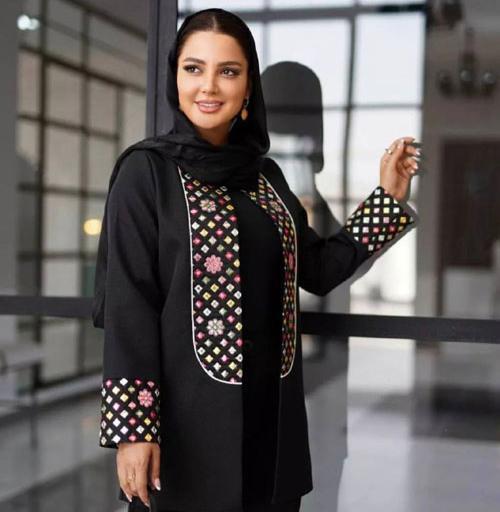 عکس مدل مانتو مشکی ترکیبی با پارچه سوزن دوزی