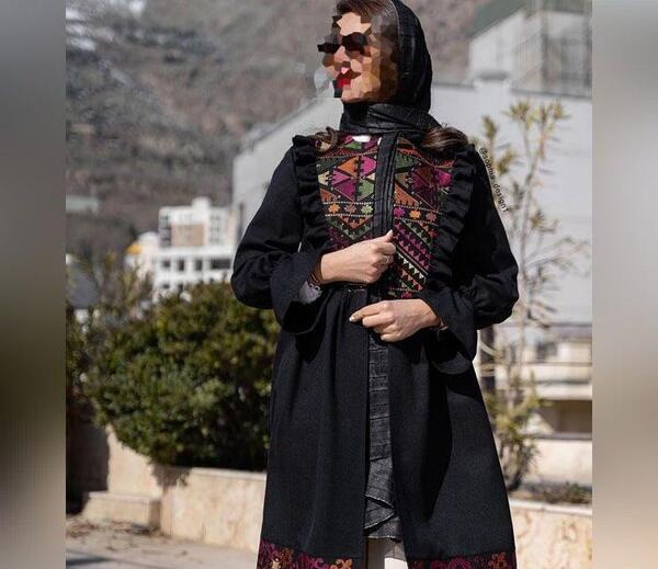 عکس مدل مانتو مشکی ترکیبی با پارچه سوزن دوزی
