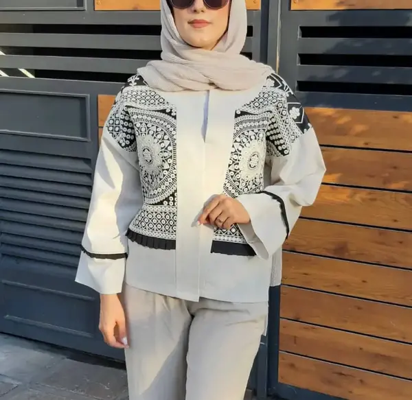 عکس مدل مانتو مشکی ترکیبی با پارچه سوزن دوزی