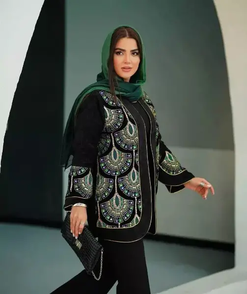 عکس مدل مانتو مشکی ترکیبی با پارچه سوزن دوزی