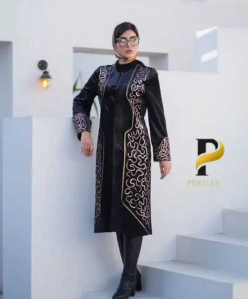 عکس مدل مانتو مشکی ترکیبی با پارچه سوزن دوزی