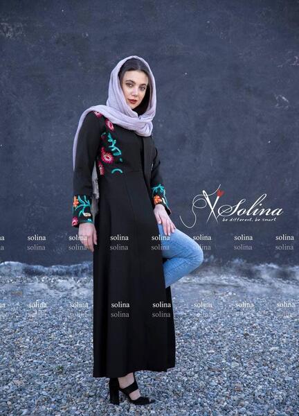 عکس مدل مانتو مشکی ترکیبی با پارچه سوزن دوزی