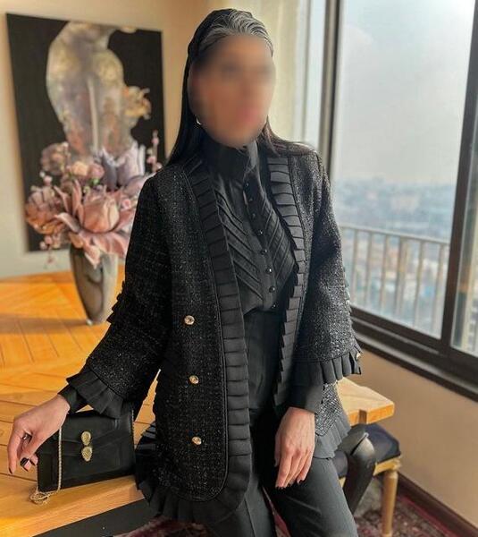 عکس مدل مانتو مشکی بلند پیلی دار