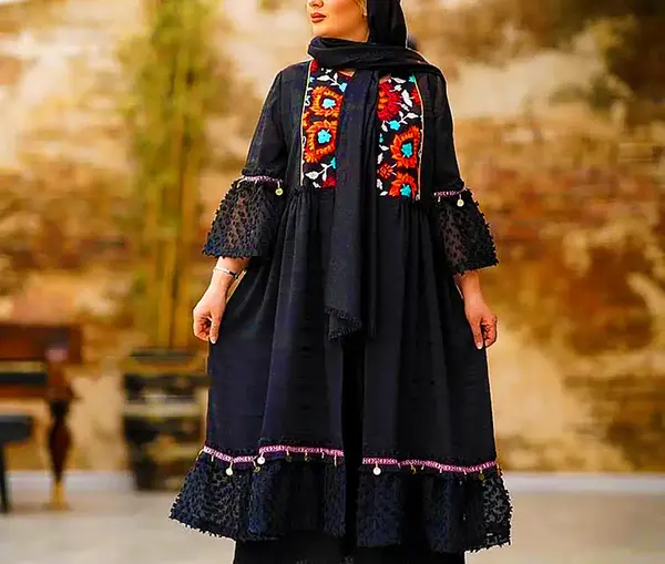 عکس مدل مانتو مشکی بلند چین دار