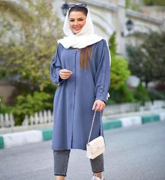 عکس مدل مانتو بلند دکمه دار ساده