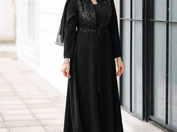 عکس مدل مانتو حریر مشکی جلو باز بلند