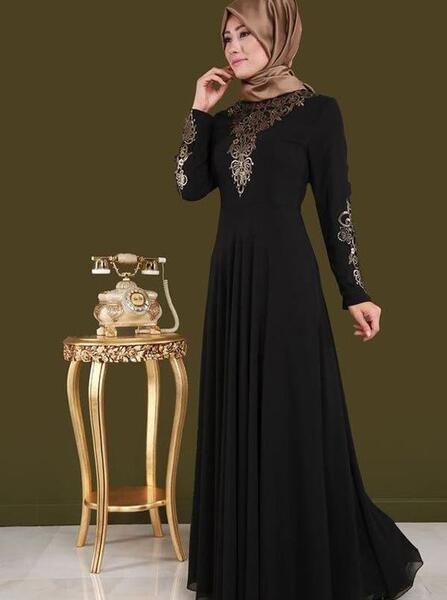 عکس مدل مانتو مشکی بلند ساده چاکدار