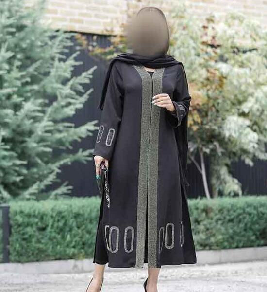عکس مدل مانتو مشکی بلند ساده چاکدار