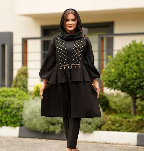 عکس مدل مانتو مشکی بلند ساده چاکدار