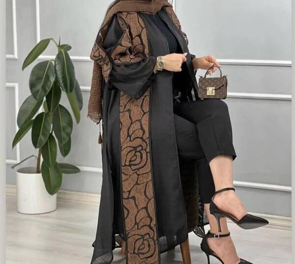 عکس مدل مانتو مشکی بلند ساده چاکدار