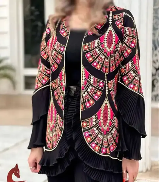 عکس مدل مانتو مخمل مشکی بلند جلو بسته
