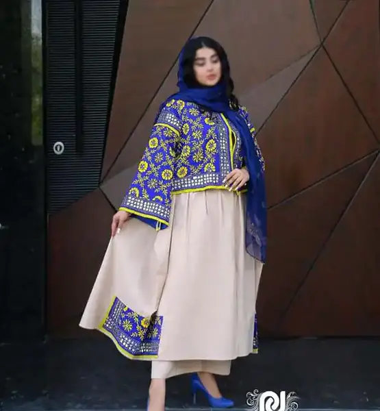 عکس مدل مانتو بلند با پارچه سوزن دوزی هندی