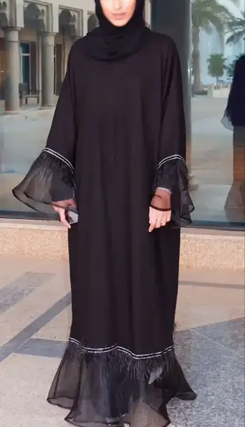 عکس مدل مانتو مشکی بلند نیم کلوش
