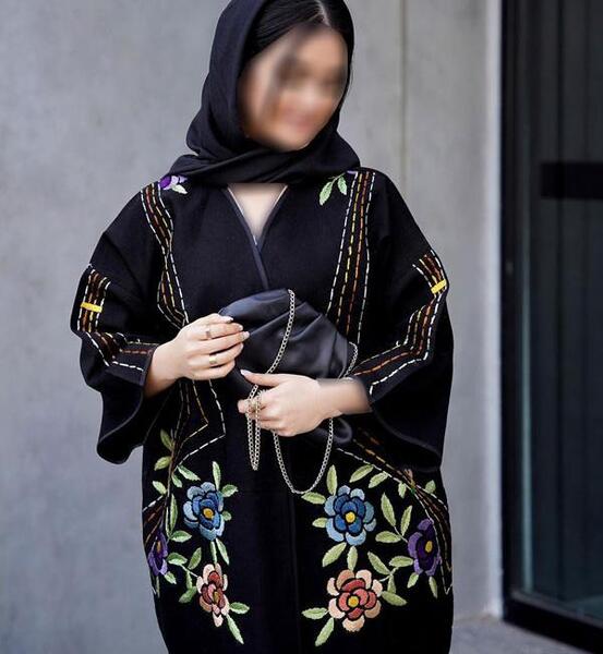 عکس مدل مانتو مشکی بلند گلدوزی شده