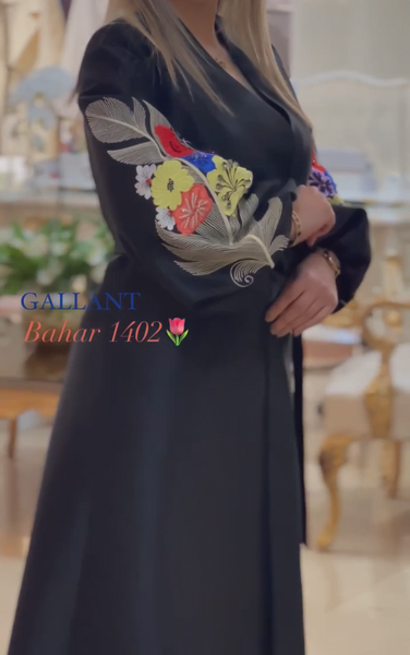 عکس مدل مانتو بلند کلوش مشکی مجلسی