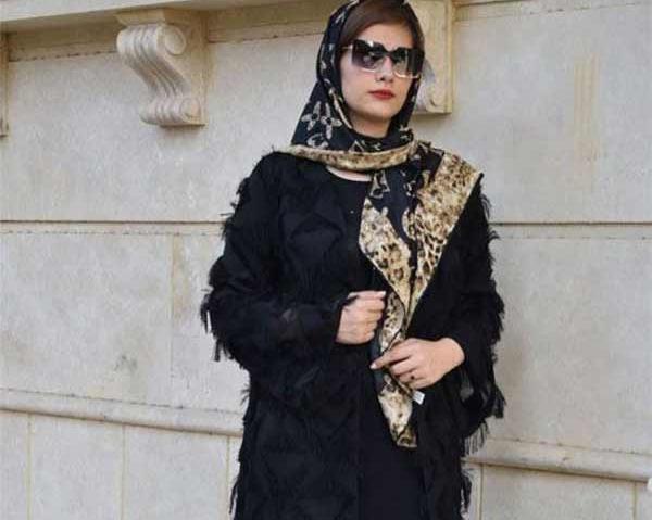 عکس مدل مانتو مشکی ساده بلند جلو باز