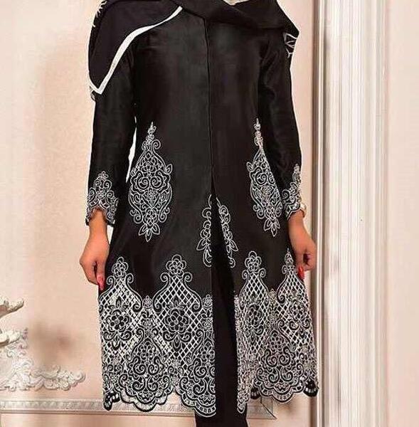 عکس مدل مانتو بلند با پارچه حاشیه دار