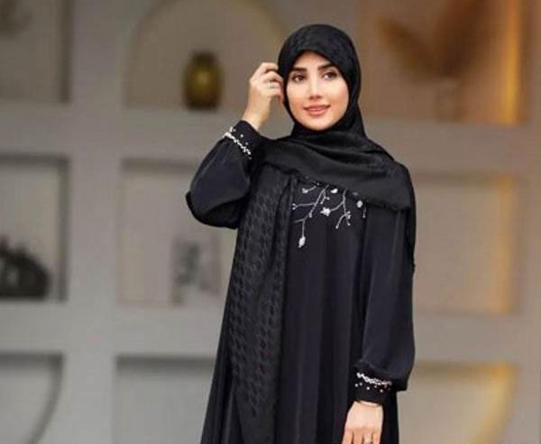 عکس مدل مانتو مشکی بلند پیله دار