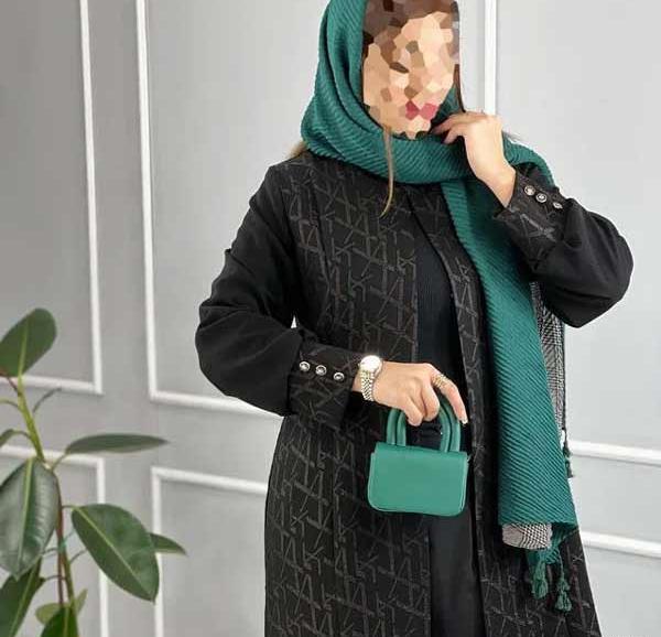 عکس مدل مانتو بلند مشکی با پارچه کرپ