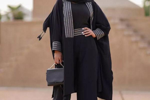 عکس مدل مانتو شیک و باکلاس جلو بسته مشکی