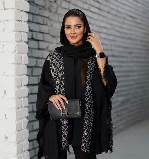 عکس مدل مانتو مشکی با پارچه ریش ریشی
