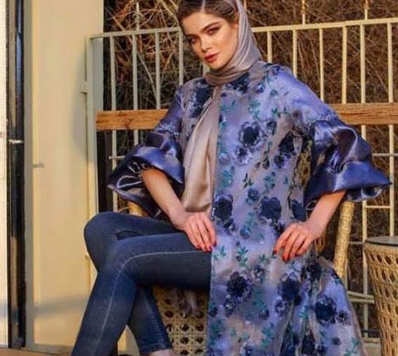 عکس مدل مانتو بلند با پارچه حریر گلدار
