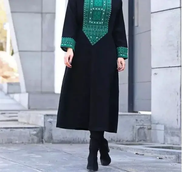 عکس مدل مانتو جلو بسته دکمه دار مشکی