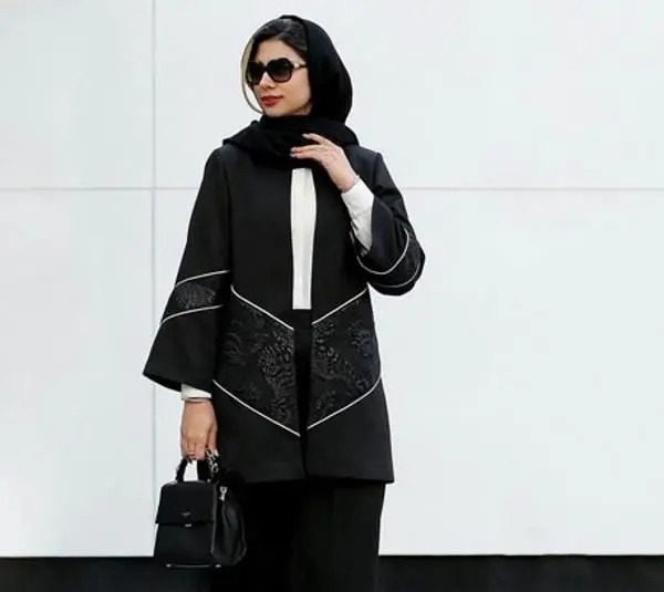 عکس مدل مانتو جدید ۱۴۰۲ مشکی مجلسی