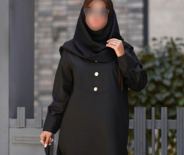 عکس مدل مانتو جدید جلو بسته مشکی ساده