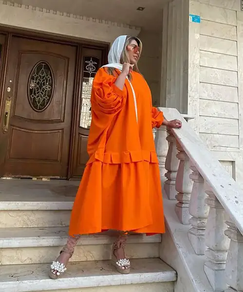 عکس دختر با مانتو نارنجی